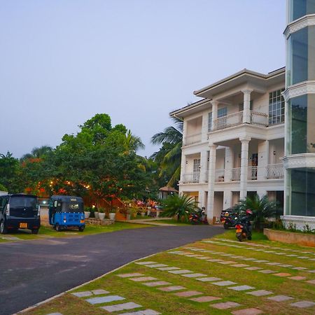 White Land City Hotel 담불라 외부 사진