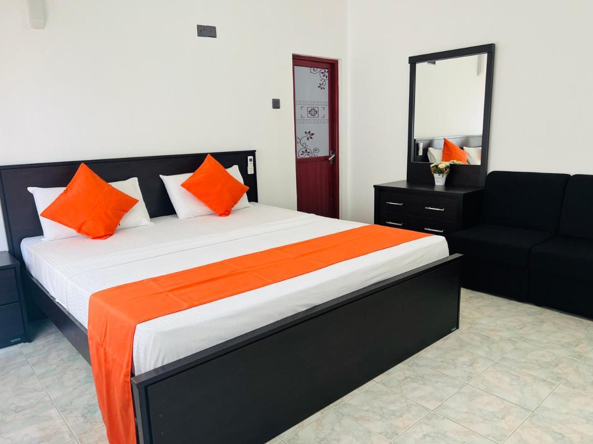 White Land City Hotel 담불라 외부 사진