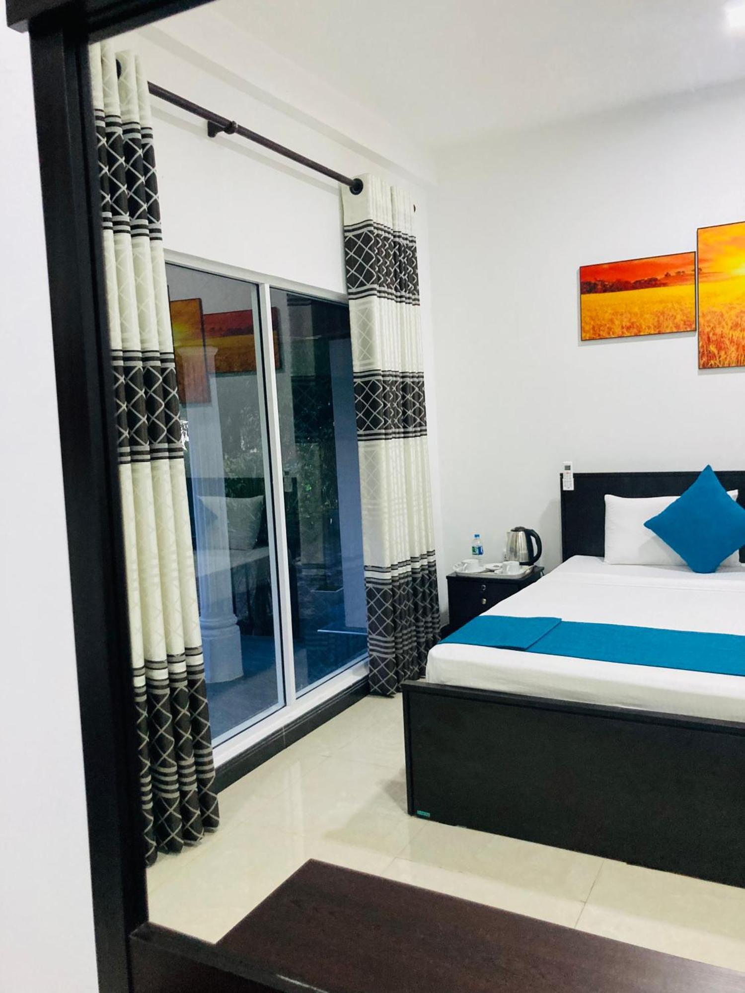 White Land City Hotel 담불라 외부 사진