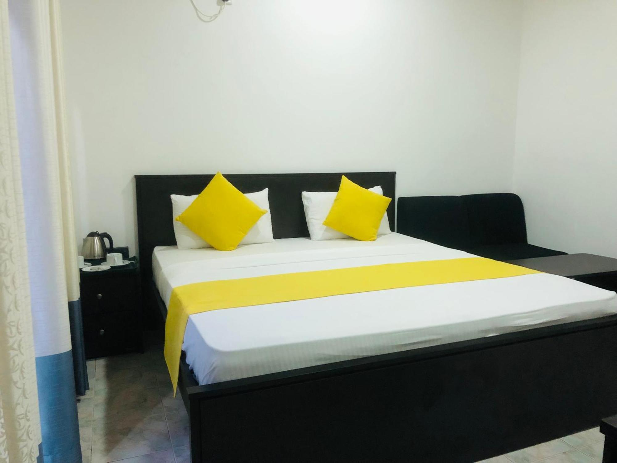 White Land City Hotel 담불라 외부 사진