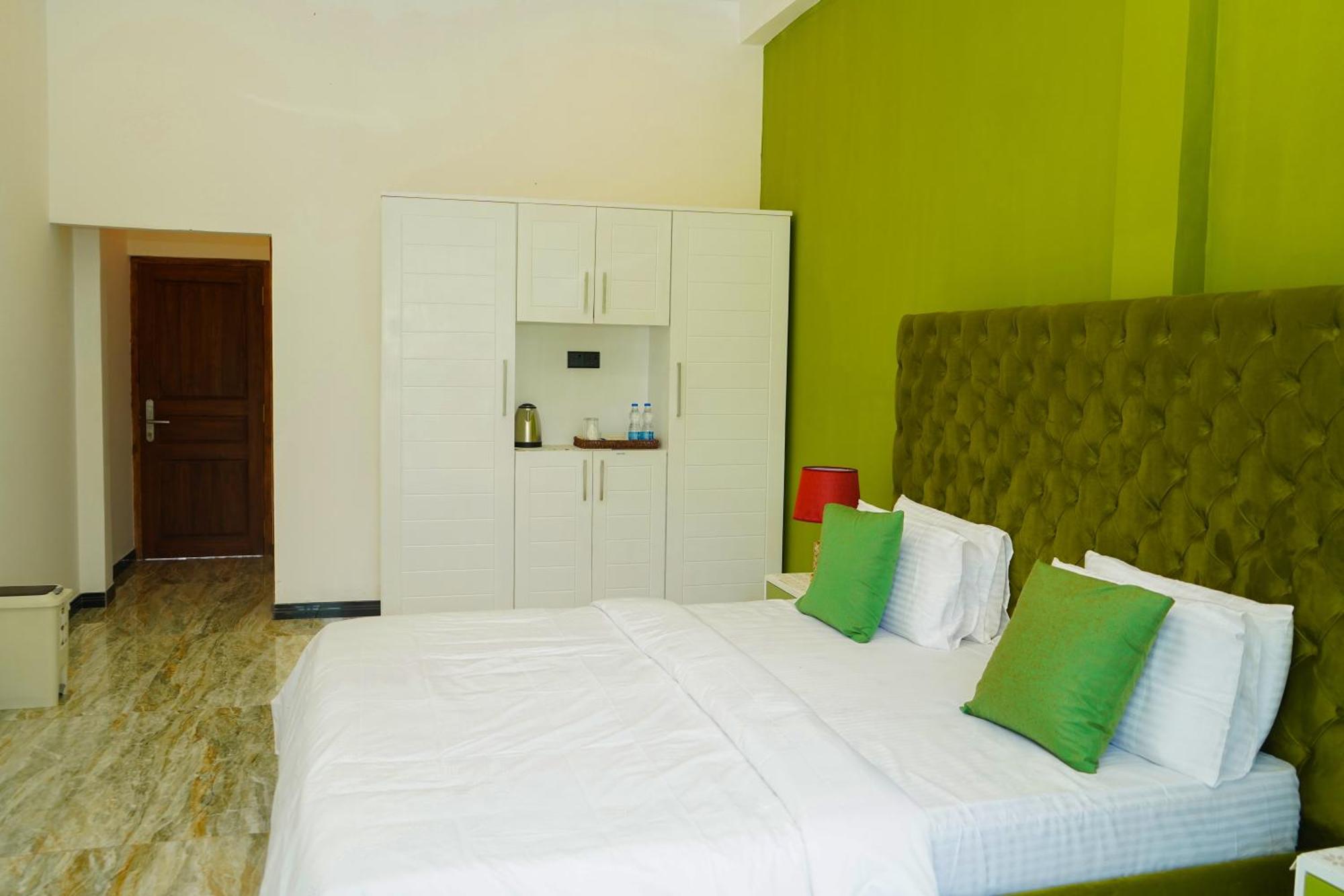 White Land City Hotel 담불라 외부 사진
